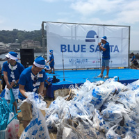 江の島清掃活動「ブルーのサンタがゴミ拾い」